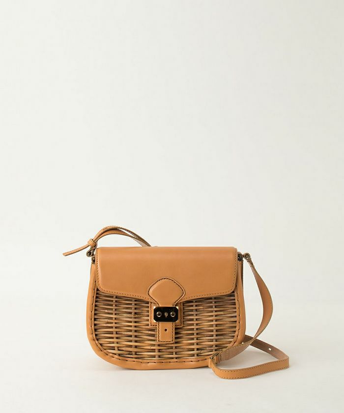 ebagos ラウンドショルダー カーフ CAMEL エバゴス | マドリガル公式  